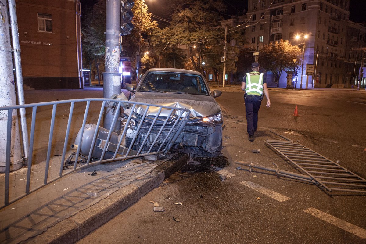 Проехав перекресток с проспектом Яворницкого, влетел в оградительный забор