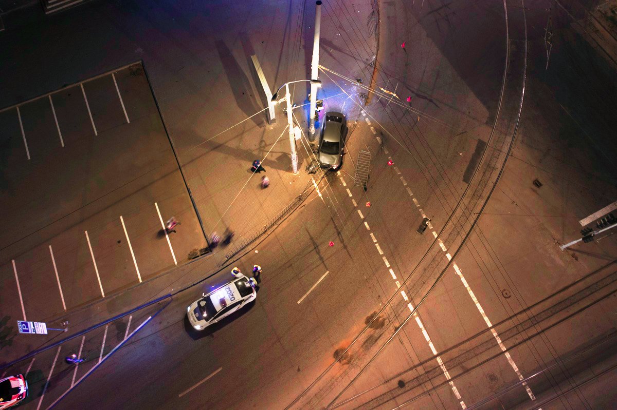 Досталось больше всего автомобилю, у него разбит весь перед и боковая часть