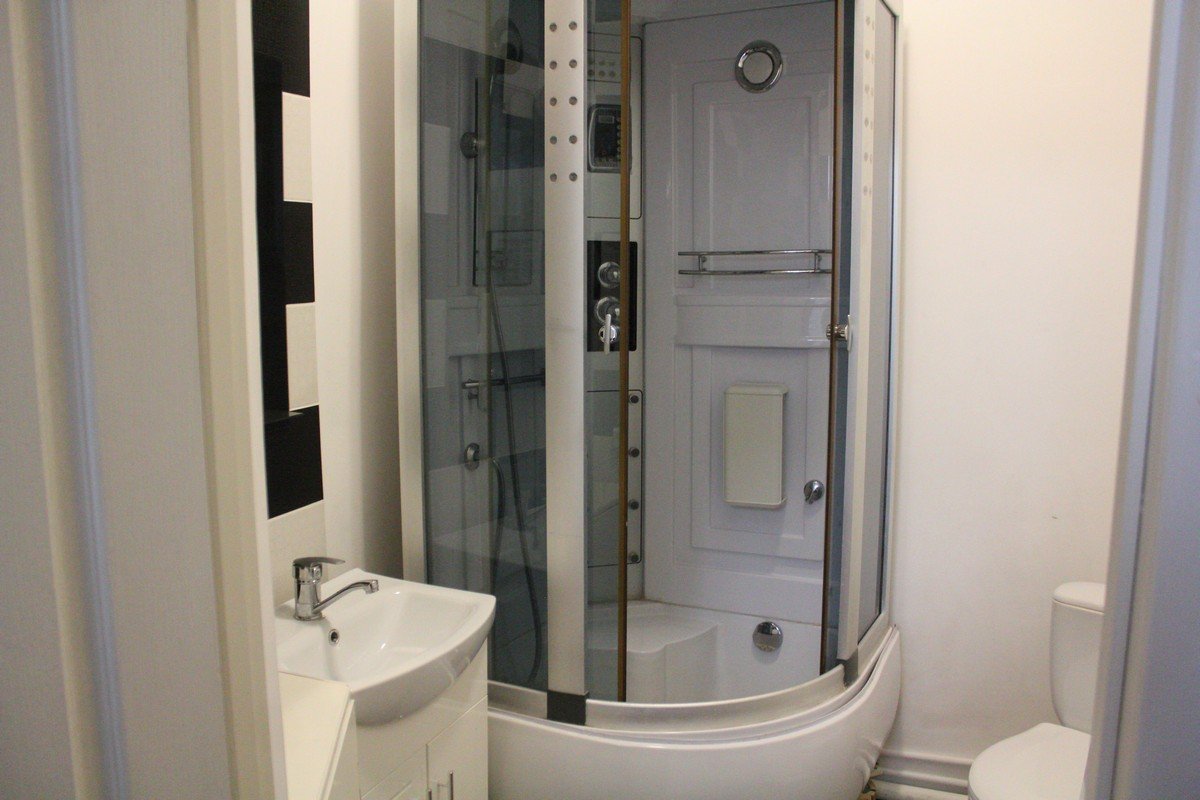 Номер люкс с душевой кабиной и джакузи