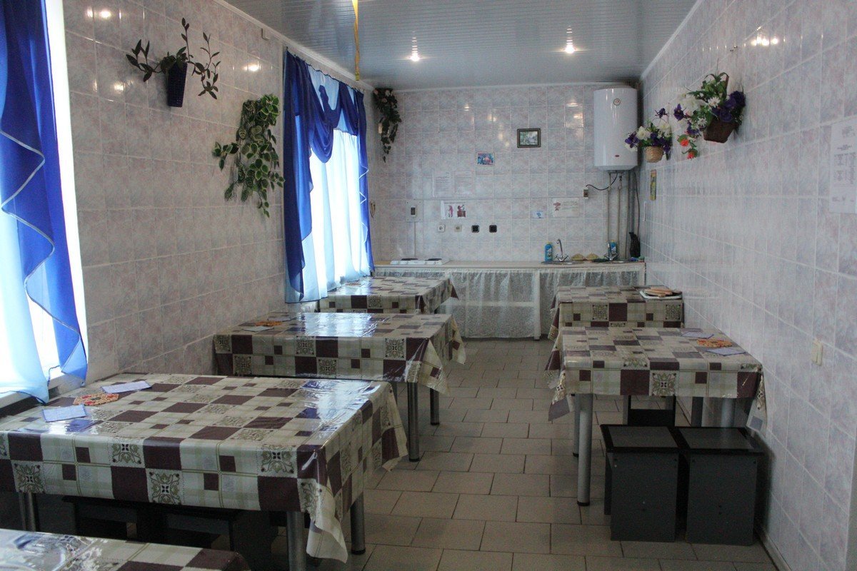 Общая кухня, где можно приготовить себе еду, купленную в магазине