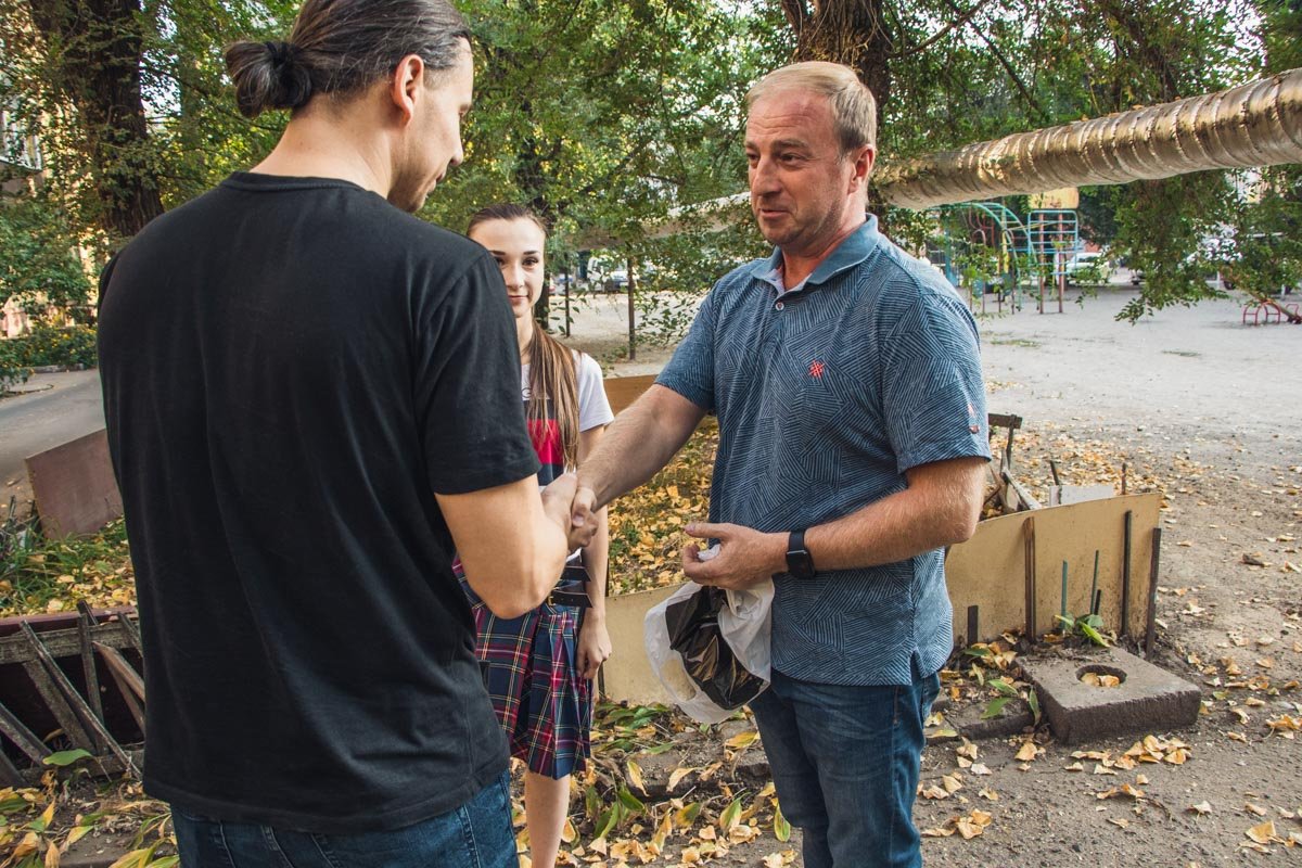 В Днепре парень помог задержать преступника, который ограбил женщину и выстрелил в полицейского 2