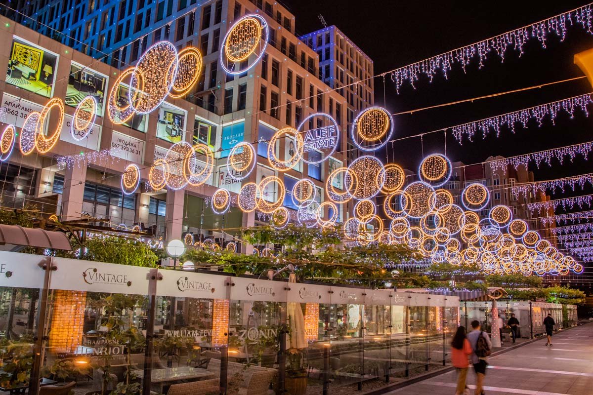 Этой осенью Екатеринославский бульвар стал еще ярче и красивее Этой осенью Екатеринославский бульвар стал еще ярче и красивее