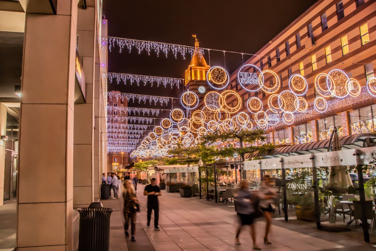 Вечером бульвар меняется до неузнаваемости, загораясь тысячами ярких огней Вечером бульвар меняется до неузнаваемости, загораясь тысячами ярких огней