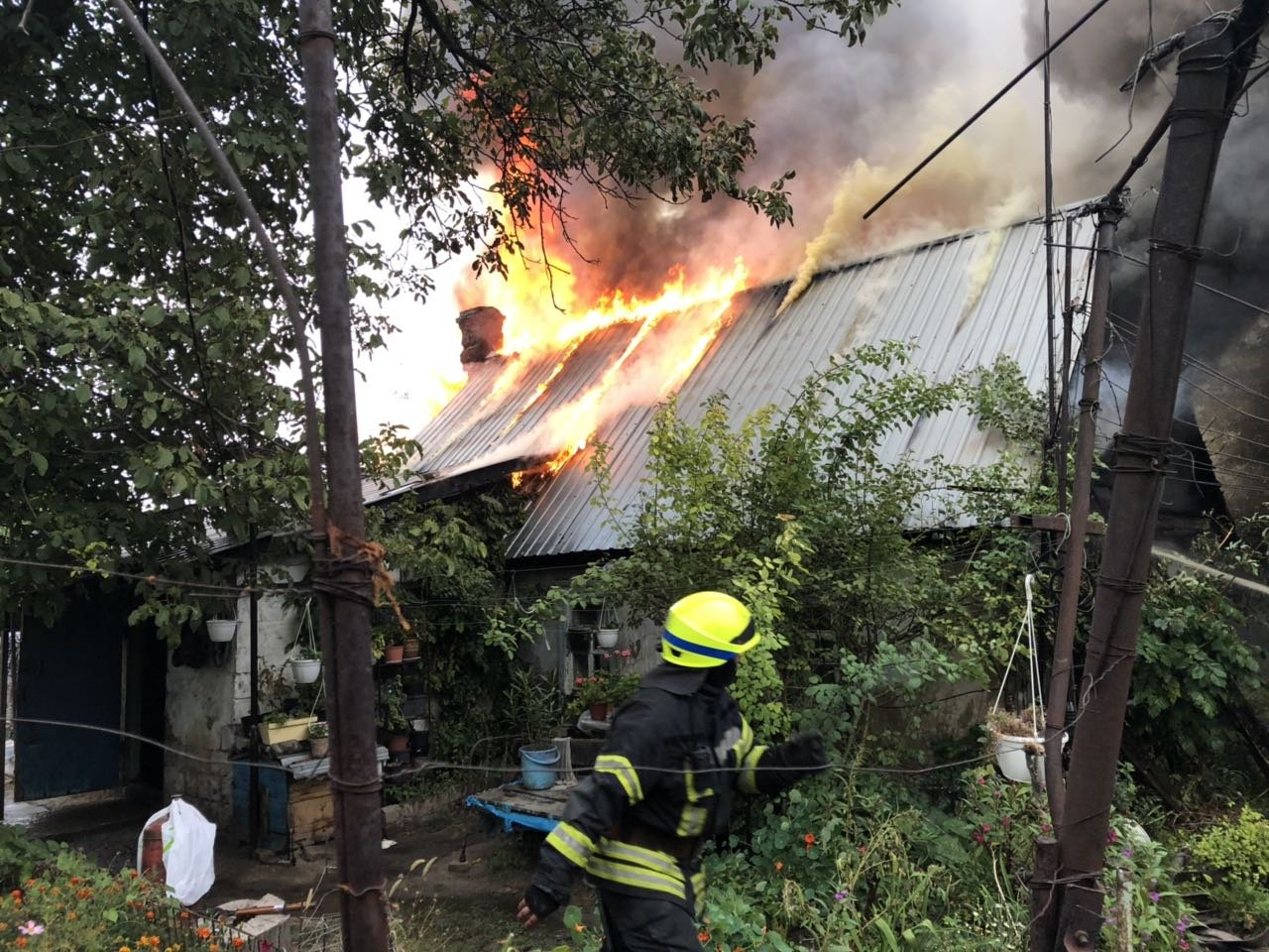 В Днепре горел частный дом: пожар тушили больше 2 часов 2