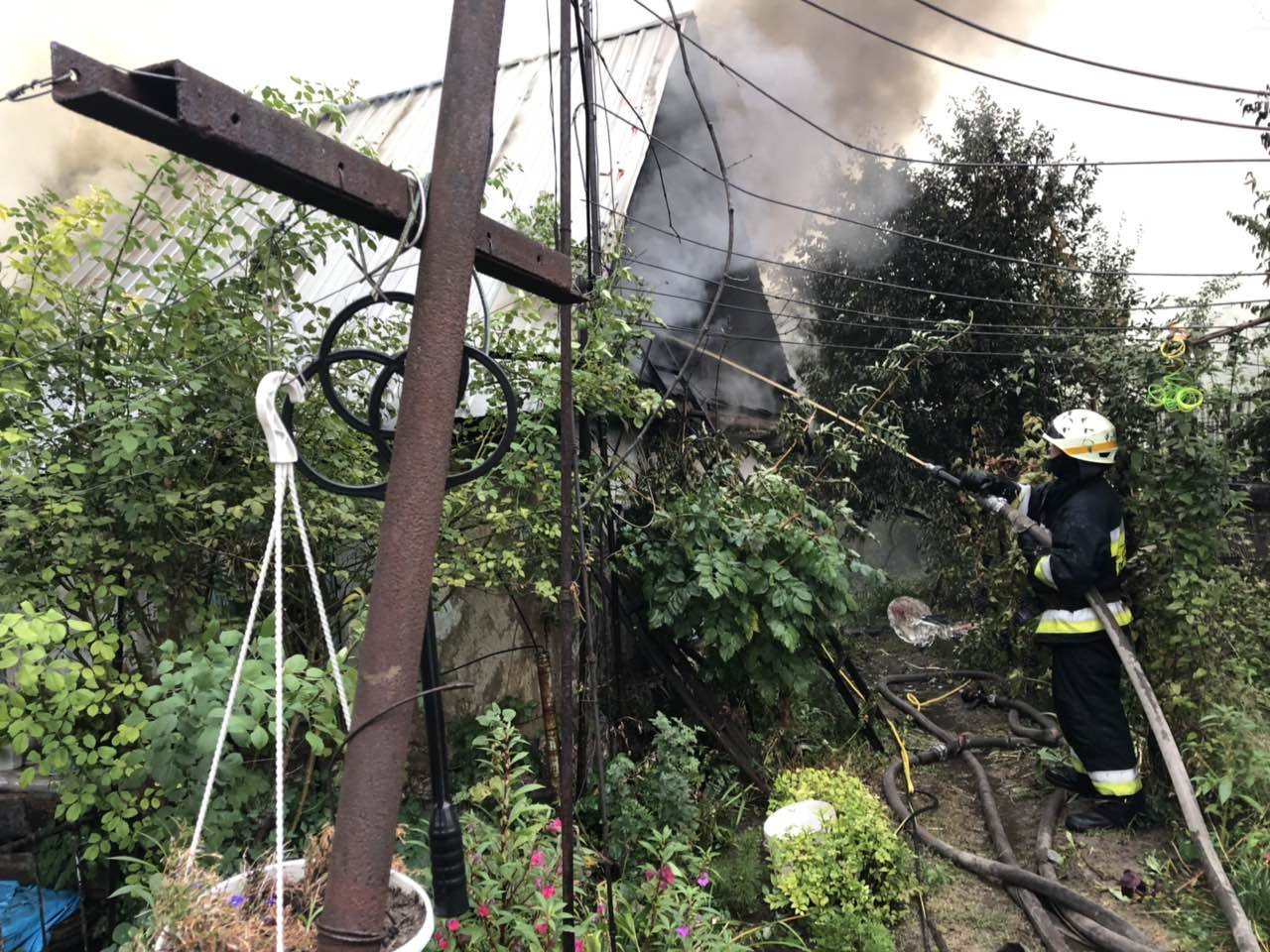 В Днепре горел частный дом: пожар тушили больше 2 часов 4