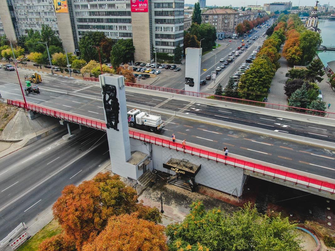 Смотрите, уже покрасили стелы  Смотрите, уже покрасили стелы