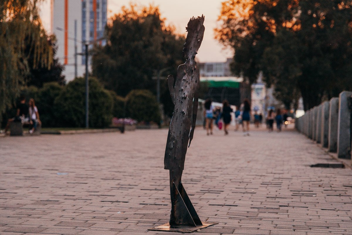 Теперь инсталляция погнута Теперь инсталляция погнута