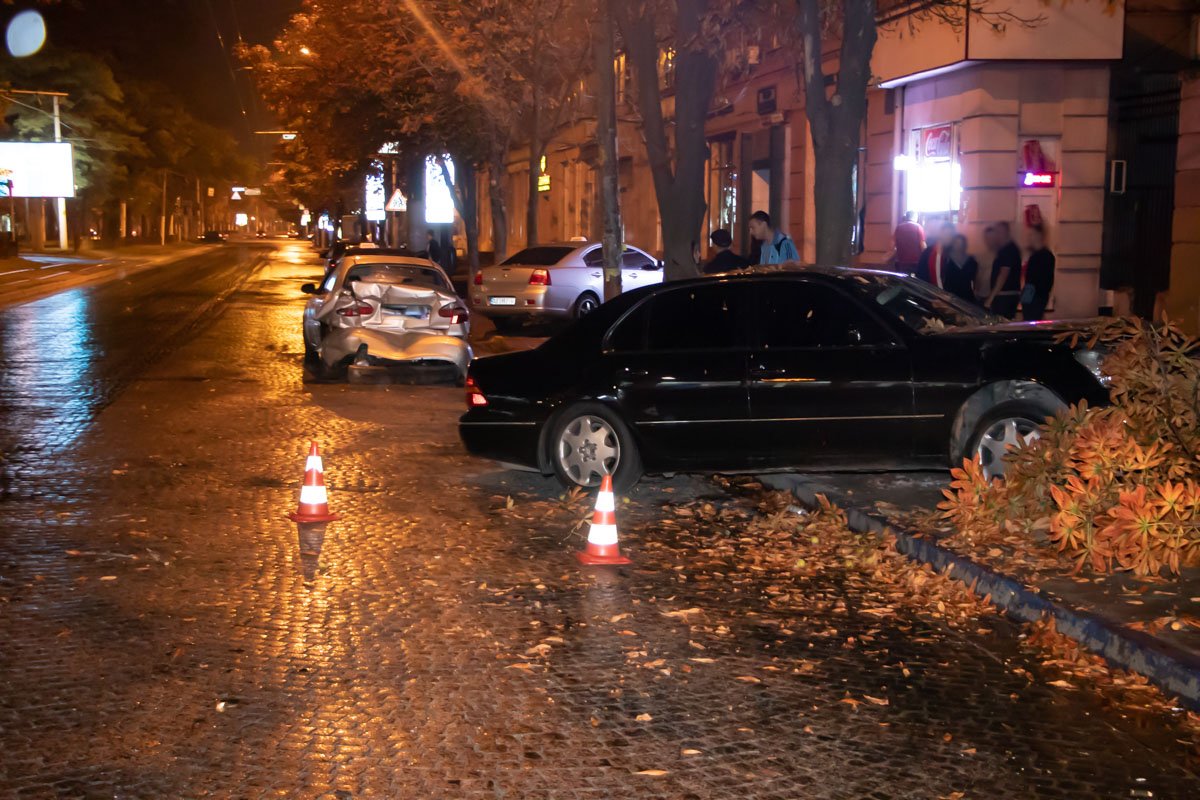 На проспекте Яворницкого Lexus столкнулся с Daewoo и снес дерево На проспекте Яворницкого Lexus столкнулся с Daewoo и снес дерево