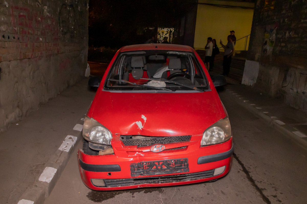 Мужчина помял знаки и скрылся Мужчина помял знаки и скрылся