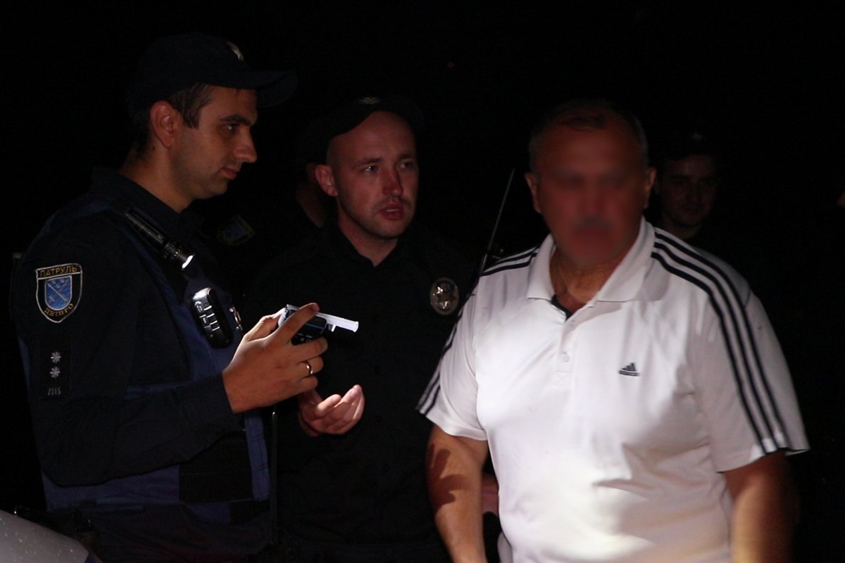 Полицейские долго пытались объяснить, как пользоваться драгером Полицейские долго пытались объяснить, как пользоваться драгером