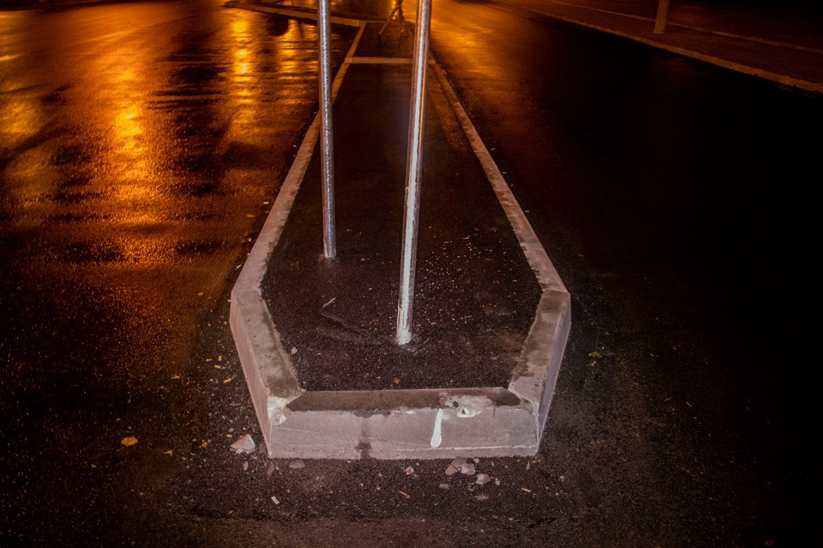 Знак не упал, но его основание погнуто Знак не упал, но его основание погнуто