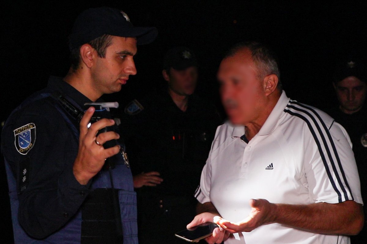 Водитель тянул время и вел себя не вежливо, по отношению к полицейским Водитель тянул время и вел себя не вежливо, по отношению к полицейским