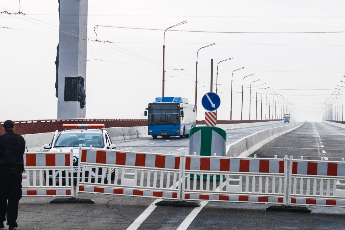 Остановки две: на набережной, возле ТРЦ "Вавилон" на левом берегу Днепра, и возле остановки речного трамвая на правом.
