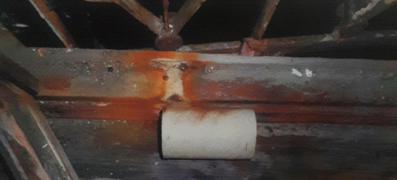 Кто-то забросил на балкон дымовую шашку Кто-то забросил на балкон дымовую шашку