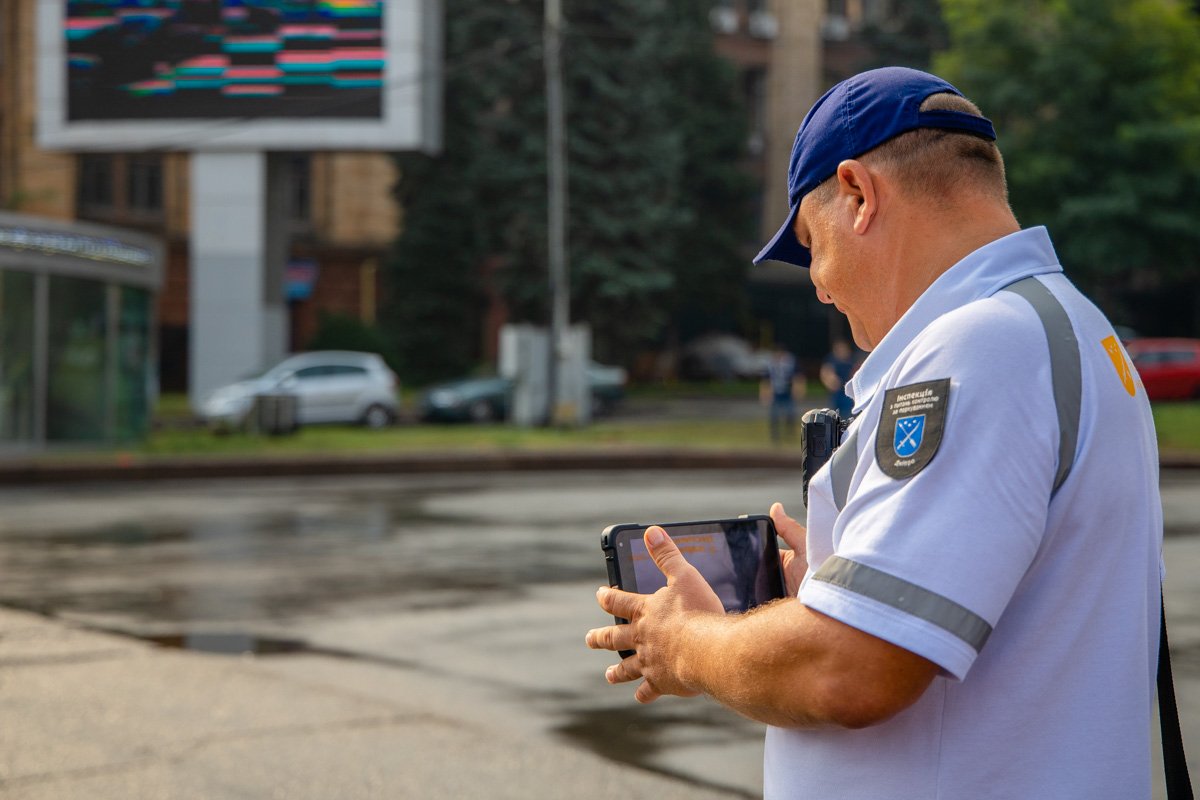 Просканировав номер автомобиля, сотрудник оперативно получает информацию о том, оплачена ли услуга Просканировав номер автомобиля, сотрудник оперативно получает информацию о том, оплачена ли услуга