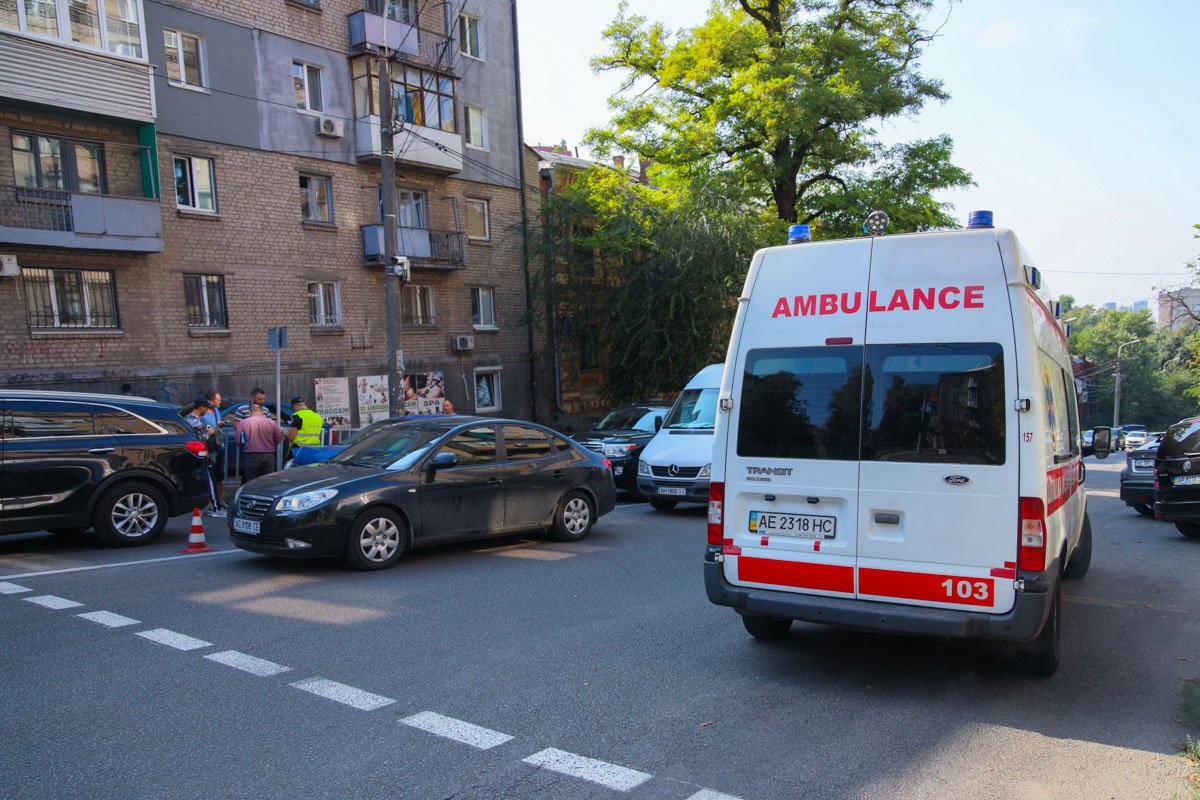 С места аварии пострадавшую забрала скорая помощь С места аварии пострадавшую забрала скорая помощь