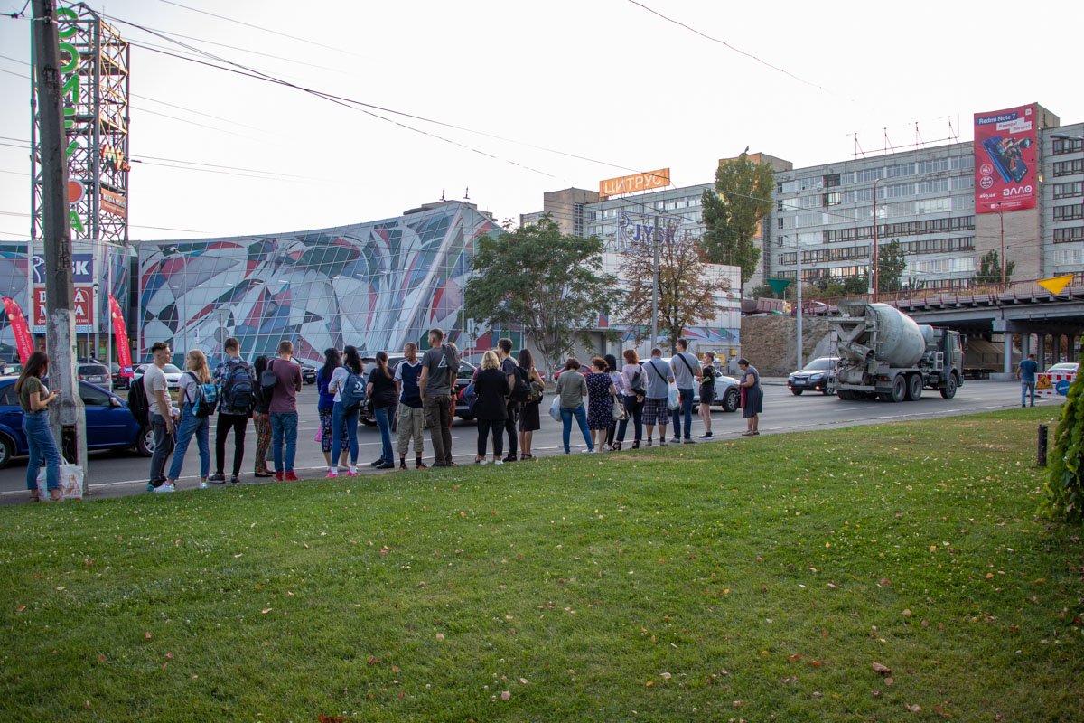 На Правом берегу автобус останавливается на набережной напротив магазина Jysk