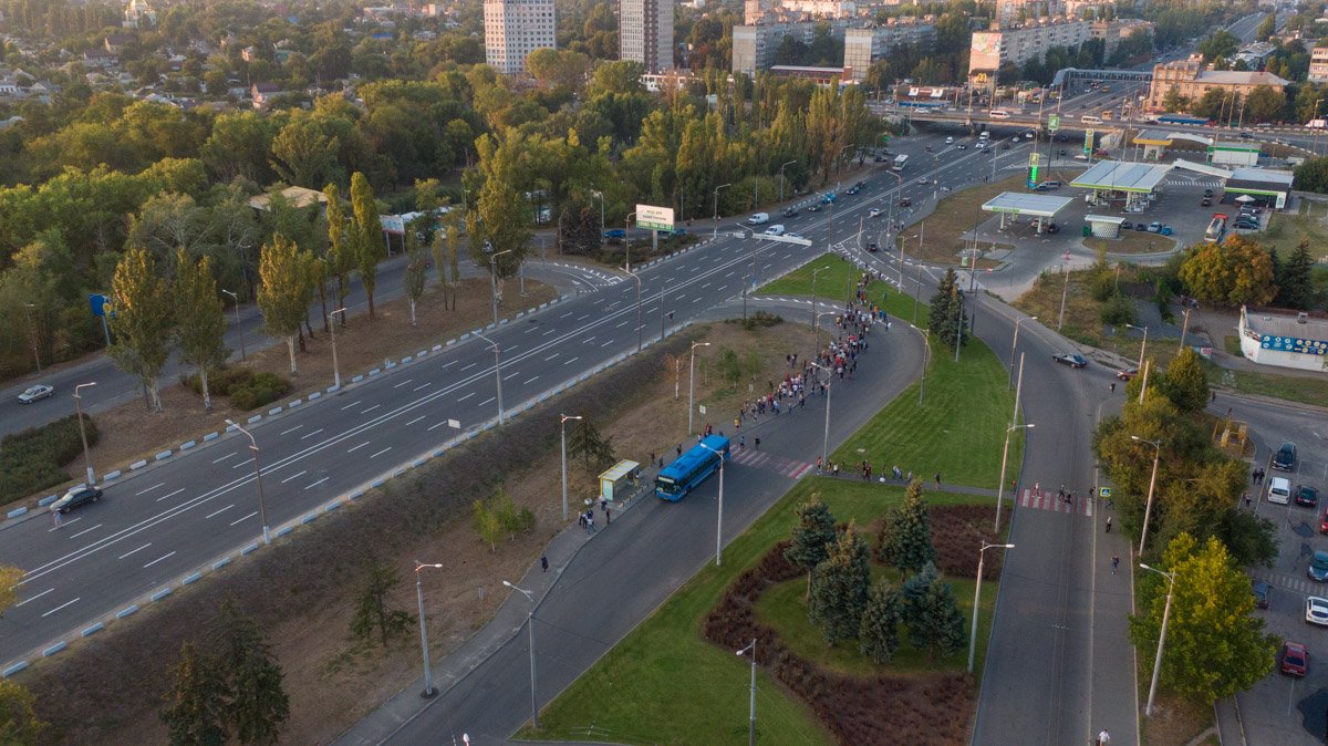 И хотя кажется, что людей много, все помещаются за один заход