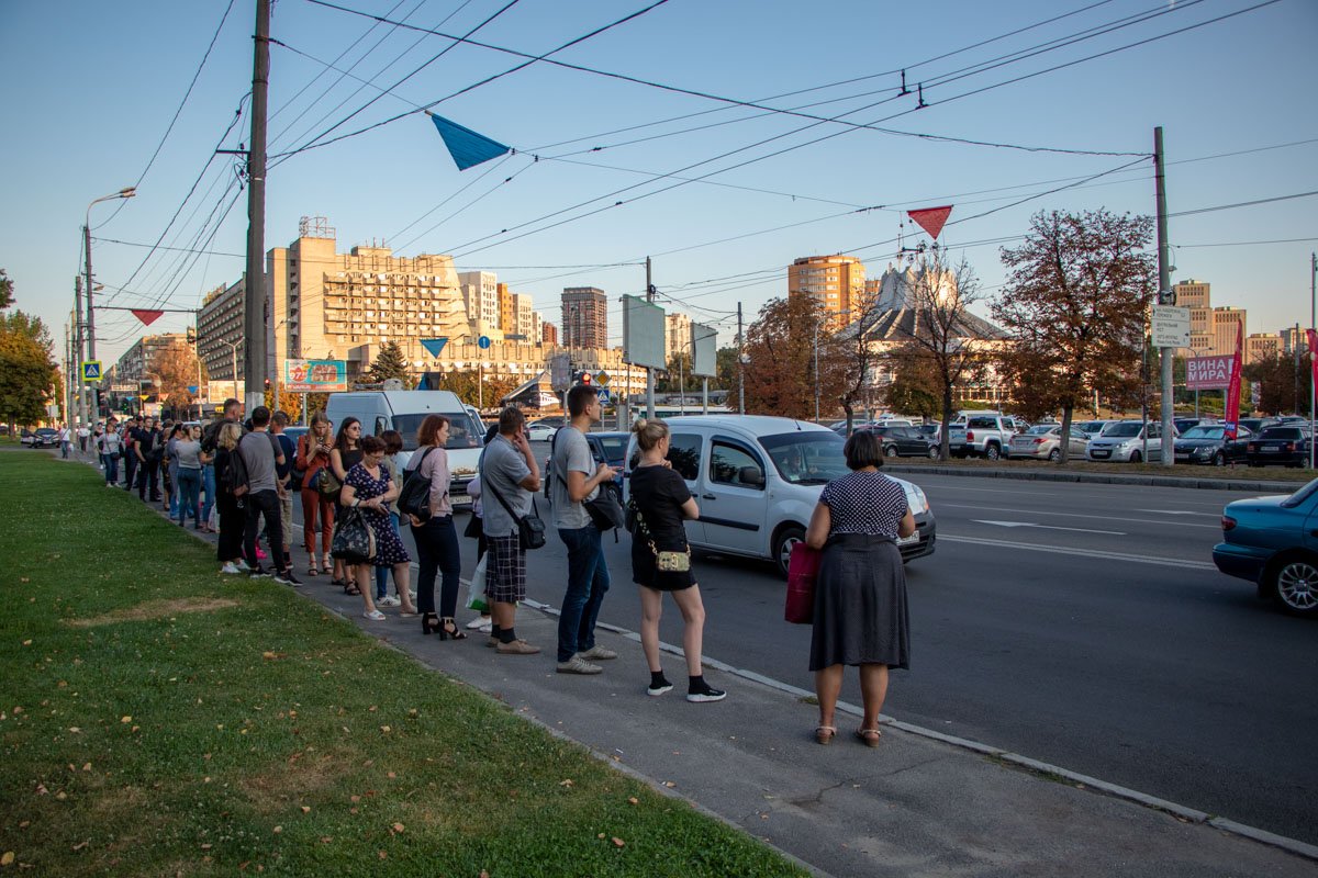 Заняв очередь одновременно — в 18:20 — и там, и там, мы стали ждать