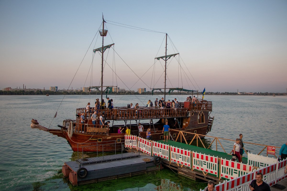 Кораблики без остановки плавают шесть дней в неделю – с 7:00 до 20:00 вечера – в стороны Левого и Правого берегов