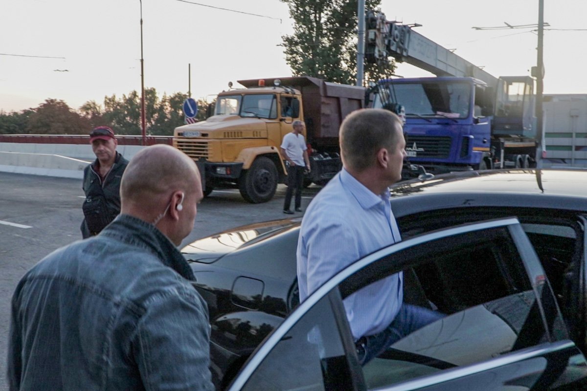 Остановился на пару секунд Остановился на пару секунд