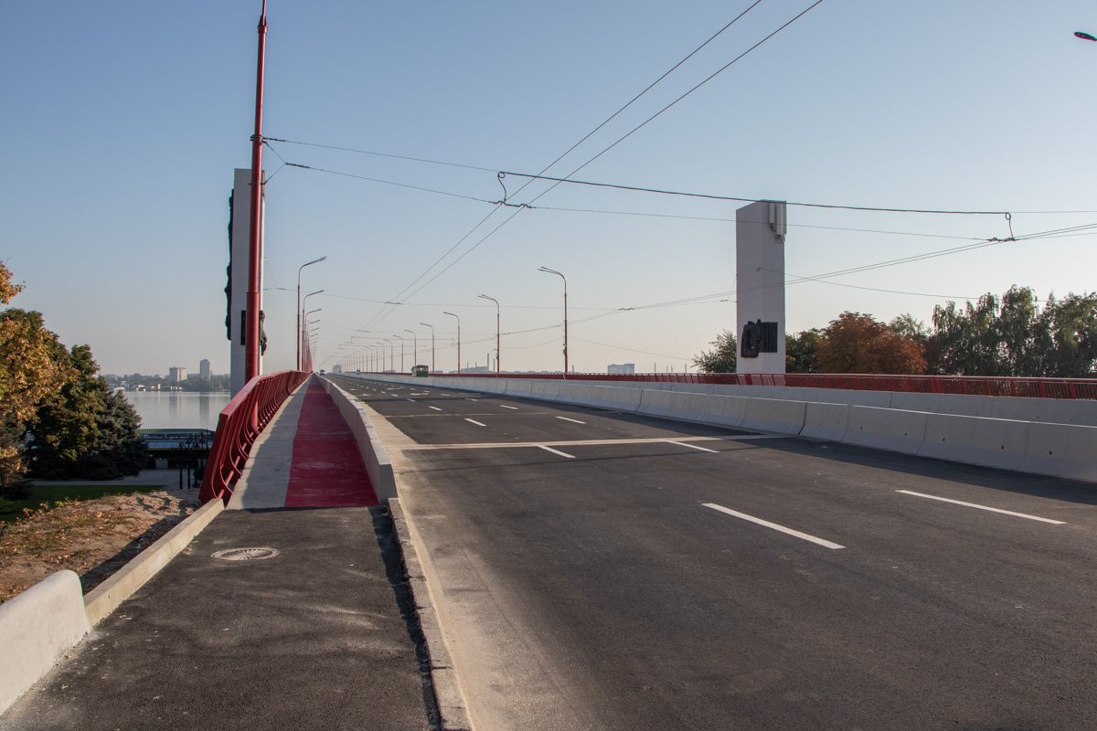 На мосту появились велодорожки