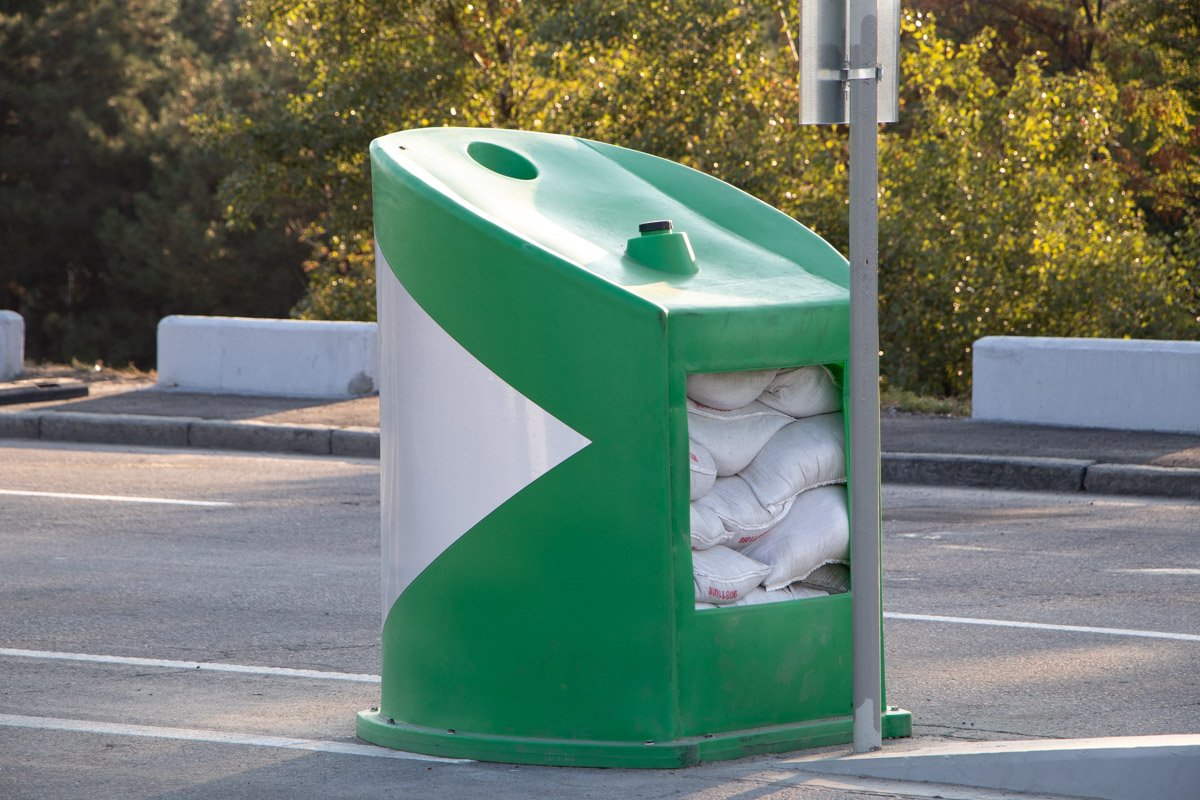 Контейнеры с песком также на месте