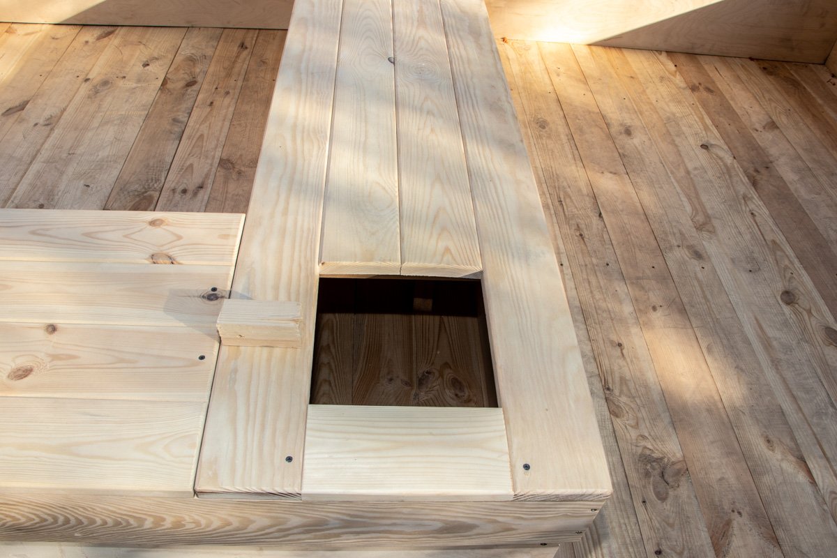 Здесь поместят вазон с травами 