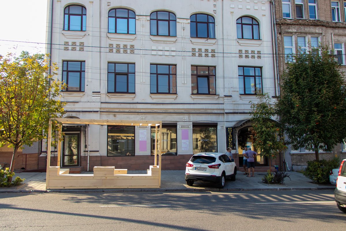 Парклет стоит на улице Сечевых Стрельцов