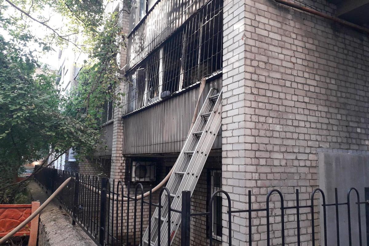 Пожар начался в многоэтажном доме на Каверина Пожар начался в многоэтажном доме на Каверина