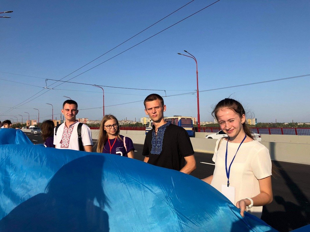 Над Днепром развернули 100-метровый флаг