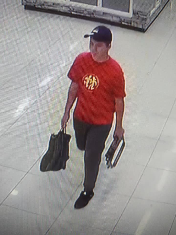 Парень был одет в красную футболку Парень был одет в красную футболку