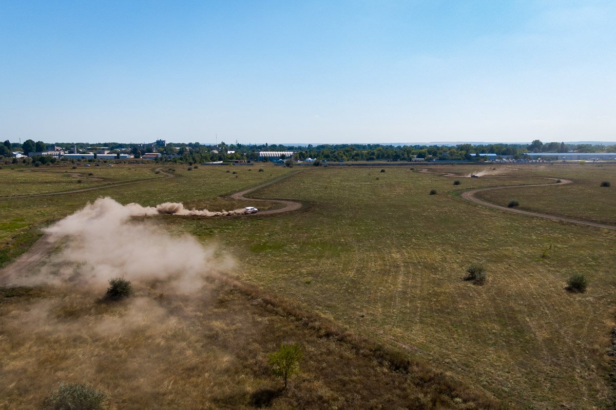 Заставил соперников глотать пыль за собой Заставил соперников глотать пыль за собой