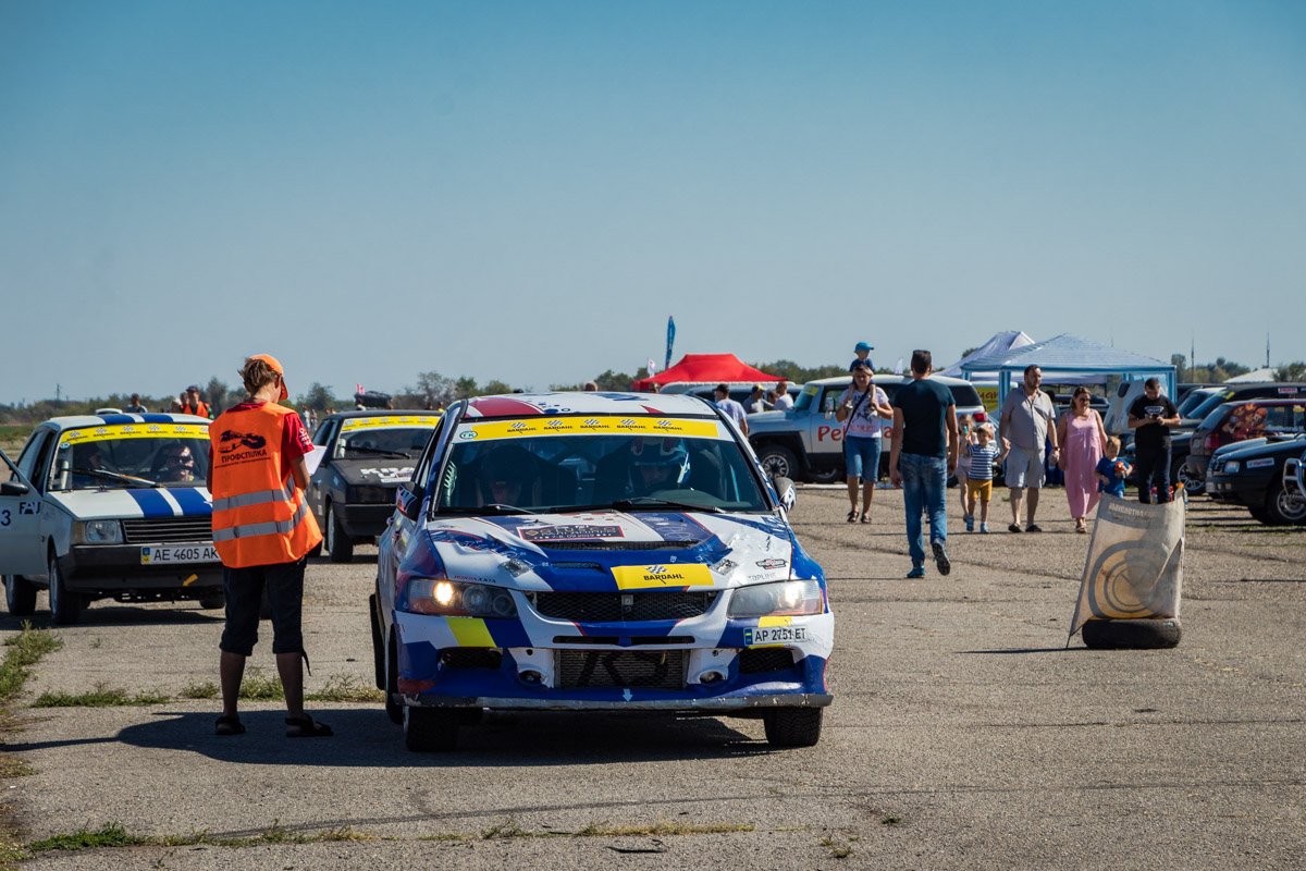 Единственную днепровскую команду представлял чемпион Украины 2012-го года по ралли и 2016-го года по кроссу Александр Рогочий на своем Mitsubishi Evolution Единственную днепровскую команду представлял чемпион Украины 2012-го года по ралли и 2016-го года по кроссу Александр Рогочий на своем Mitsubishi Evolution