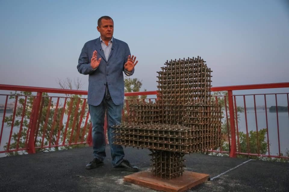 Мэр предложил жителям Днепра посидеть в кресле мэра и убедиться, что оно не такое уж и мягкое