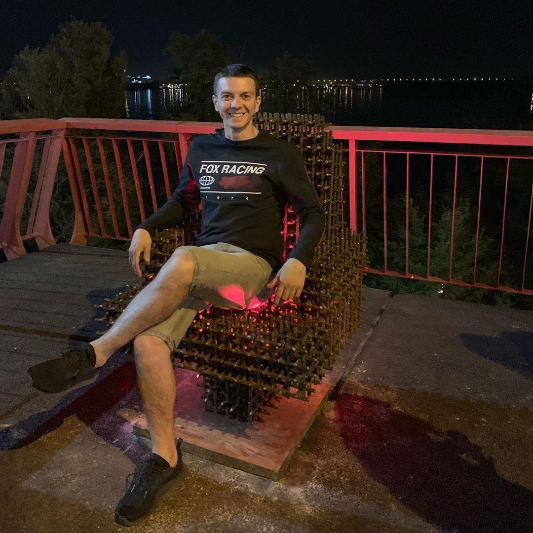 Интересно, почему ночью кресло мэра загорается красным?