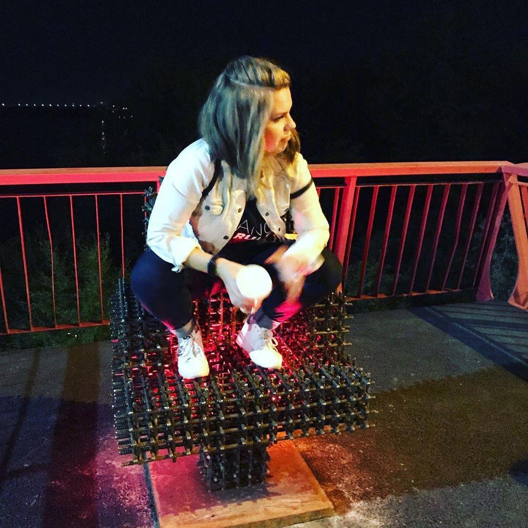 Зачем же становиться ногами? Не хорошо