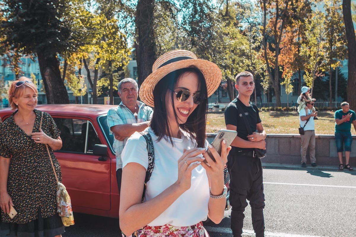 Гости выставки делали десятки ярких фото рядом с ретро машинами Гости выставки делали десятки ярких фото рядом с ретро машинами