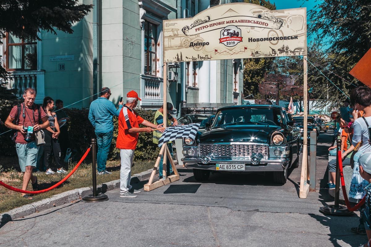 Приблизительно в 13:30 стартовал первый экипаж авто-ретротехники Приблизительно в 13:30 стартовал первый экипаж авто-ретротехники