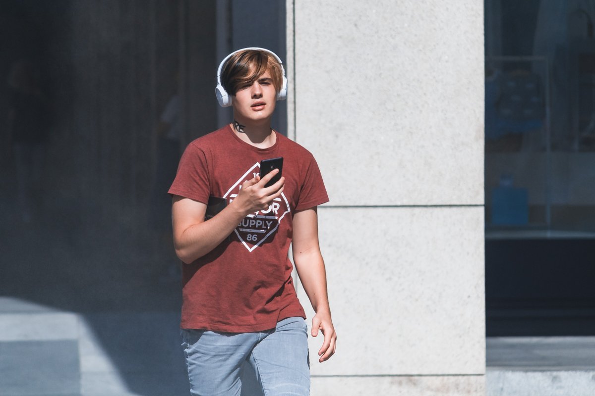 Город слишком скучный, чтобы ходить по улицам без наушников