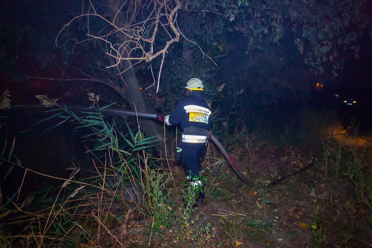 Огонь вплотную подошел к частному сектору Огонь вплотную подошел к частному сектору