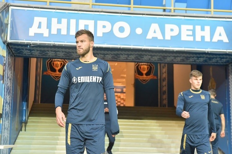 Последний раз национальная команда выходила на поле "Днепр-Арены" 10 лет назад