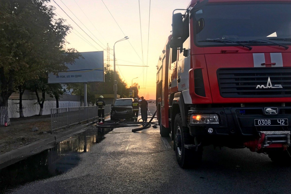 Предварительно, автомобиль ехал в сторону центра, когда из-под капота начал идти дым