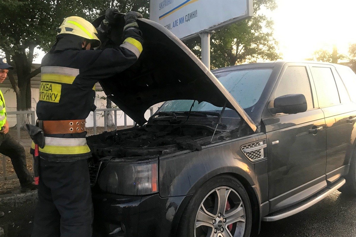 Полицейские схватили огнетушитель и буквально «задули» машину пеной