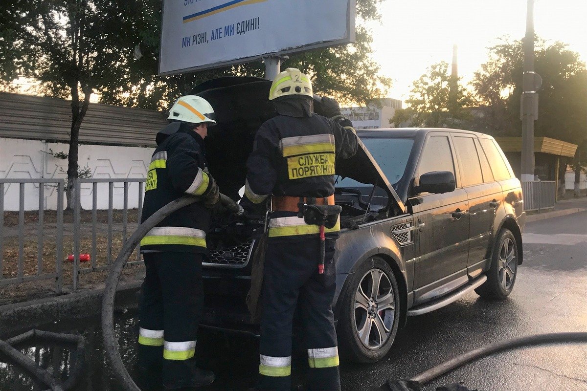 Позже спасатели залили моторный отсек водой, чтобы пресечь любую возможность возгоранию вспыхнуть снова