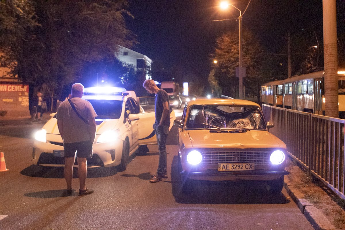 С переломом ноги его госпитализировали в больницу С переломом ноги его госпитализировали в больницу