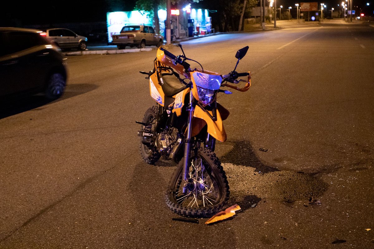  9 сентября, на Набережной Победы произошло мото-дтп с автомобилем Opel