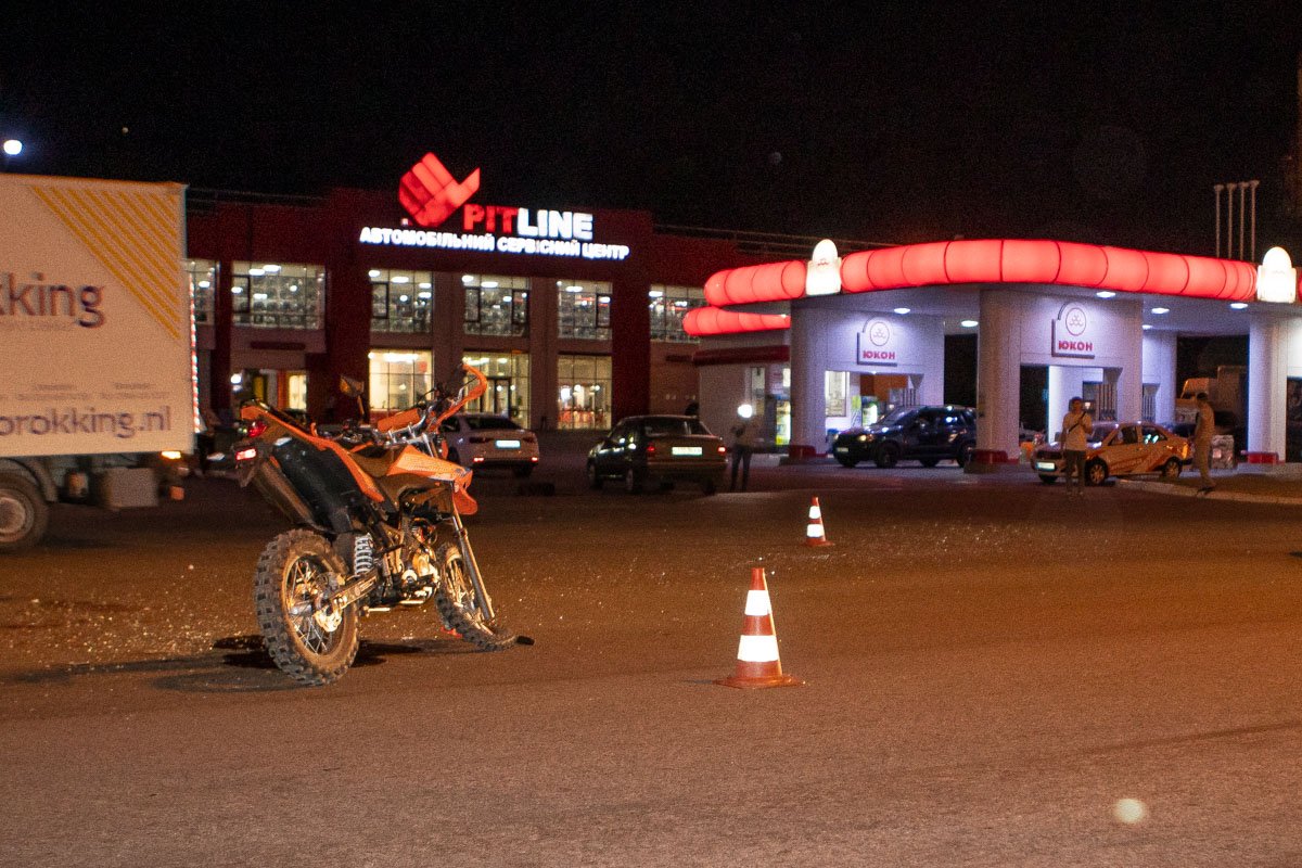 Водитель автомобиля подъехав к магазину Pit Line, решил пересечь Набережную и не уступил движение двухколесному транспорту