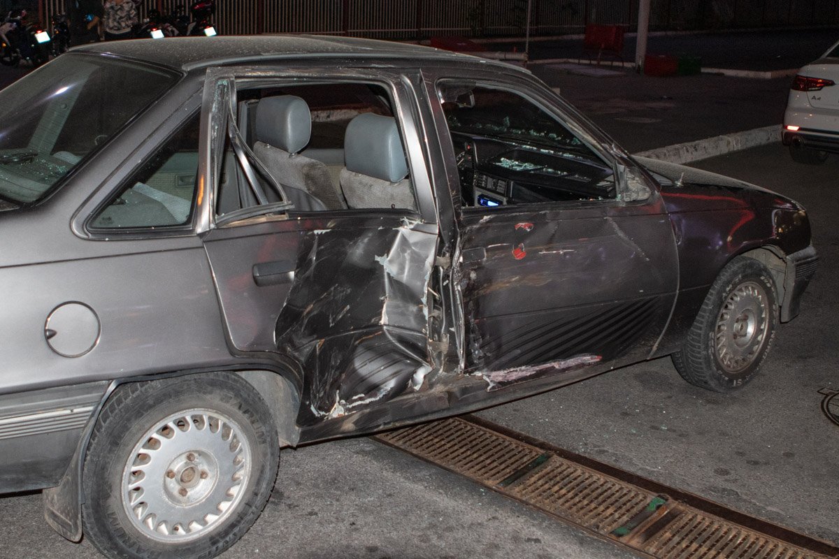 По предварительной информации от врачей, пилот сломал ногу, а его пассажирка получила ссадины