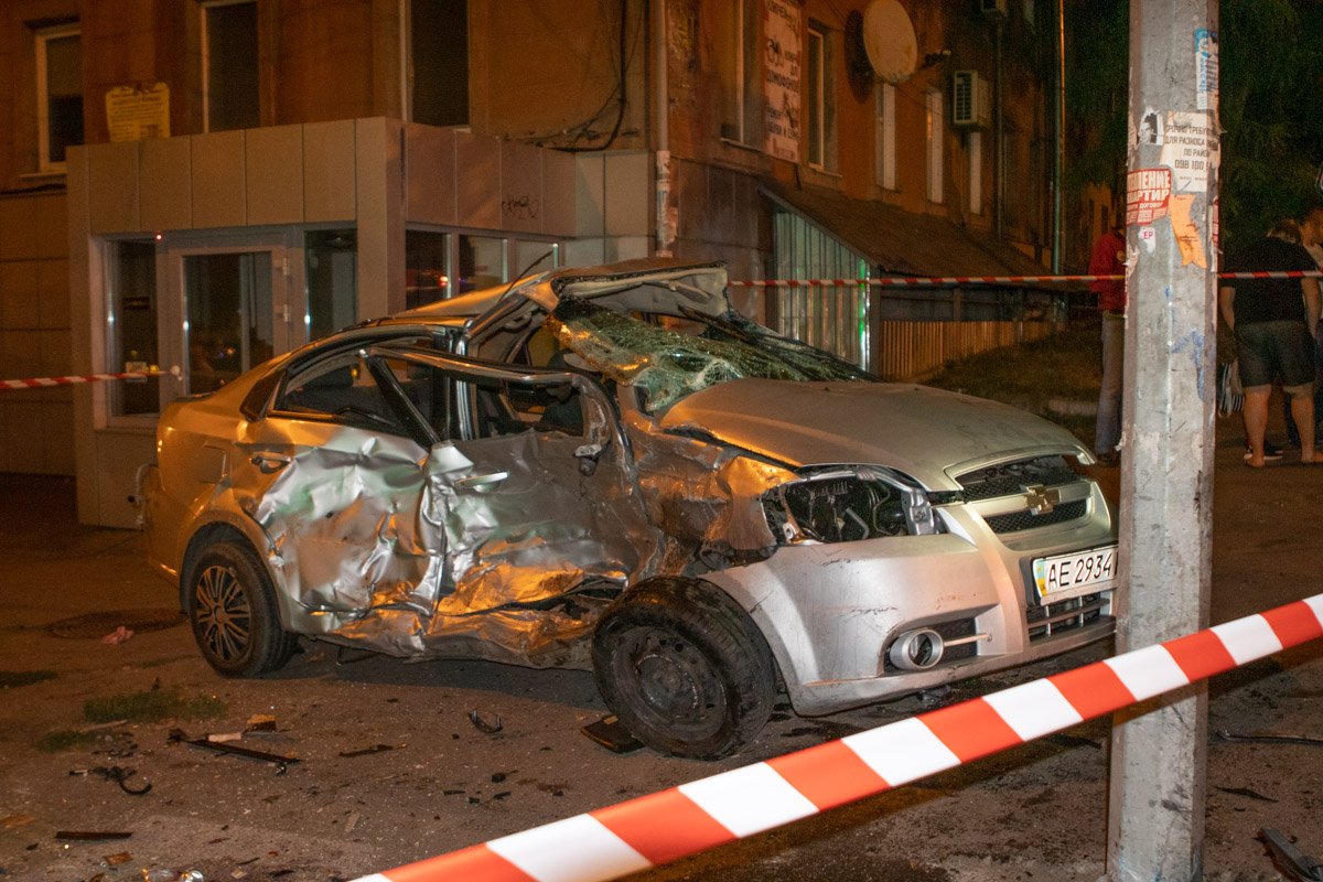 По словам водителя Audi, он ехал вниз по проспекту Поля на зеленый свет светофора По словам водителя Audi, он ехал вниз по проспекту Поля на зеленый свет светофора